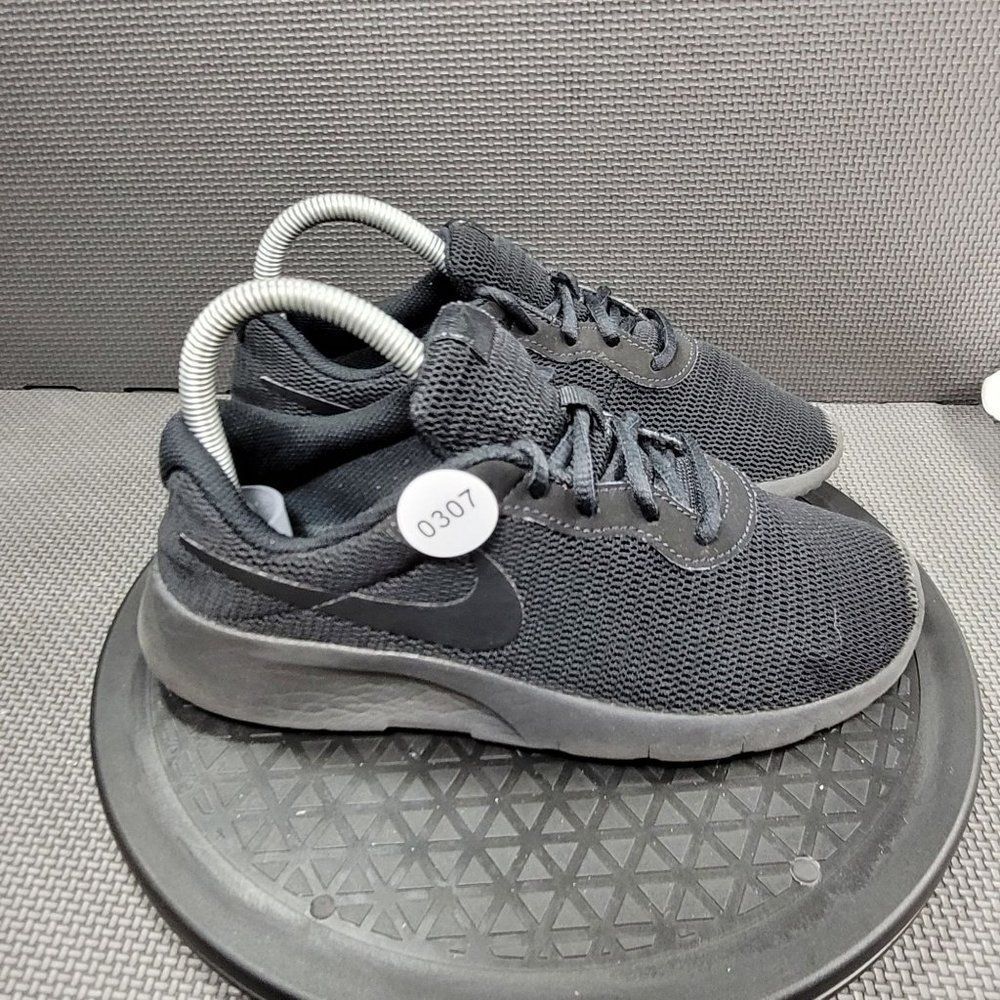 Womens Sz 7 Black Nike Tanjun Athletic Shoes
